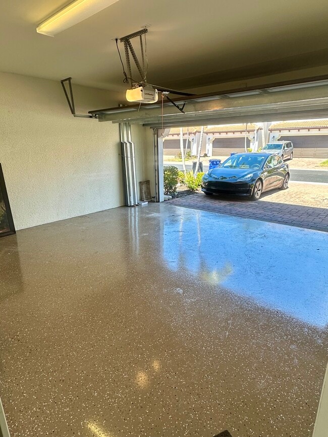 Garaje terminado para 2 autos - 15821 Portofino Springs Blvd