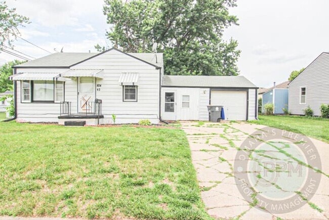 Building Photo - 2 Bed 1 Bath House Located In Council Bluf...