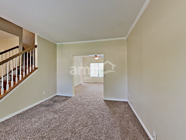 Photo - 147 Grove Ln S