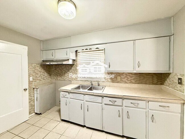 Photo - 940 Center Way SW