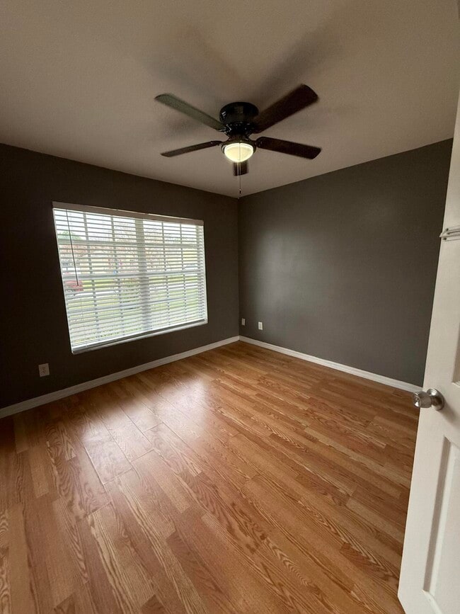 Photo - 249 NE Glentry Ave