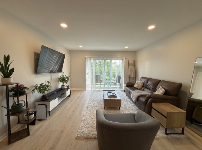 Building Photo - 9416 Bay Colony Dr Unit 9416 3S