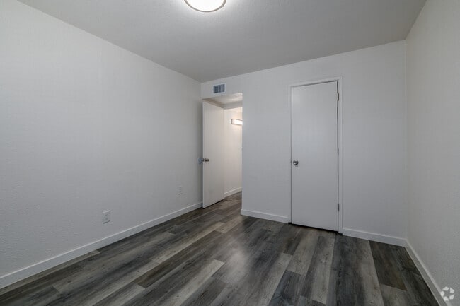 2BR, 1BA - 800SF - Bedroom