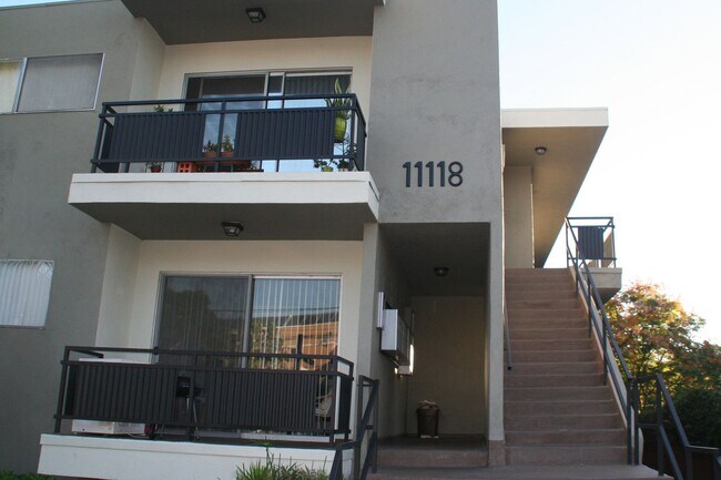 11118 Moorpark Apartments