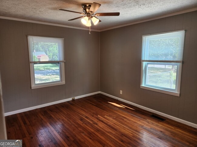 Photo - 680 Shannon Cir NE