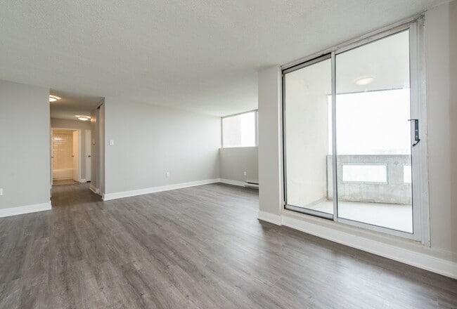 Photo - 220 Steeles Avenue West