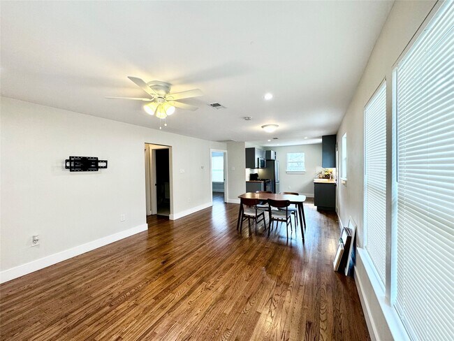Photo - 1035 Louise St