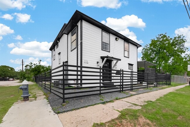Photo - 2120 Fulton St