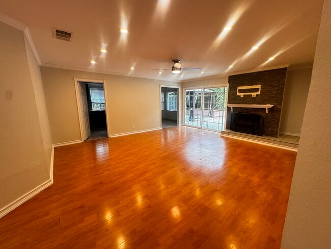 Photo - 925 Royal Oaks Dr