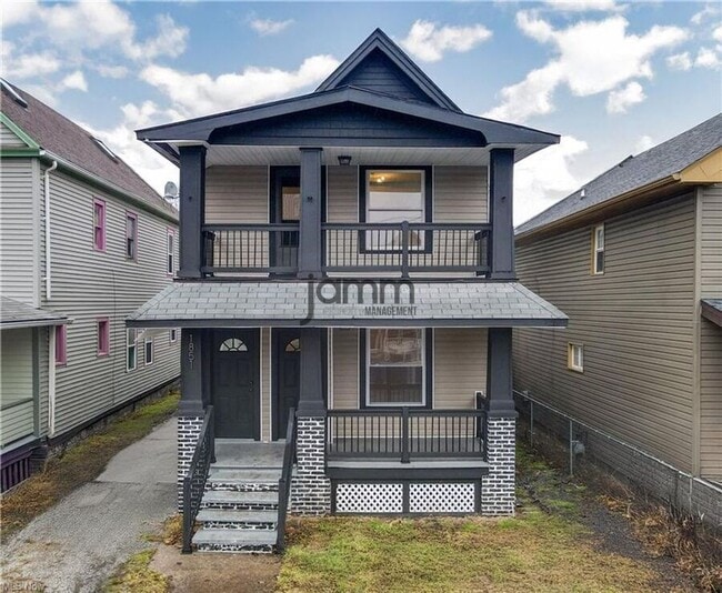 Building Photo - 1851 W 52nd St Unit Upper
