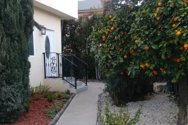 Private Entrance - 2219 Glendon Ave