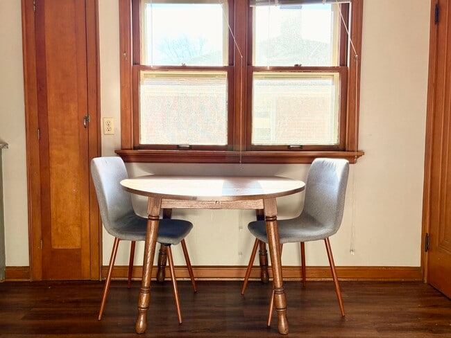 Building Photo - 2216 Lefeber Ave Unit Upper