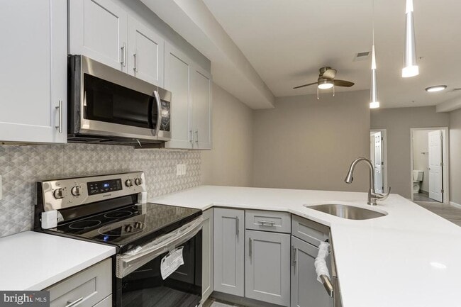 Building Photo - 400 N Highland Ave Unit 304