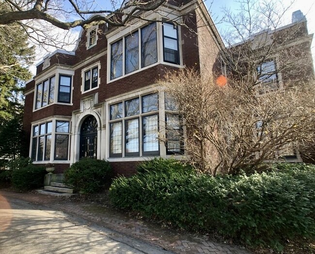 Building Photo - 1099 East Ave Rental