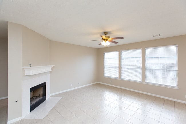 Building Photo - 1628 War Horse Ln