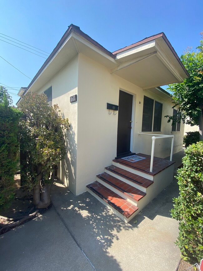 Front Entry - 1611 S Atlantic Blvd Rental