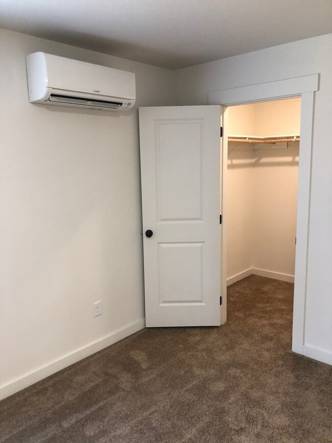 Photo - 4.5 Bathrooms ! 4 large bedrooms! Close to CWU