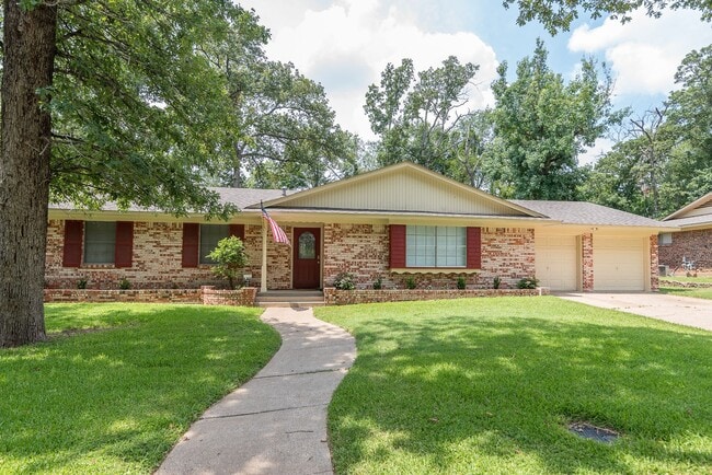 Building Photo - 1825 Courtney Dr