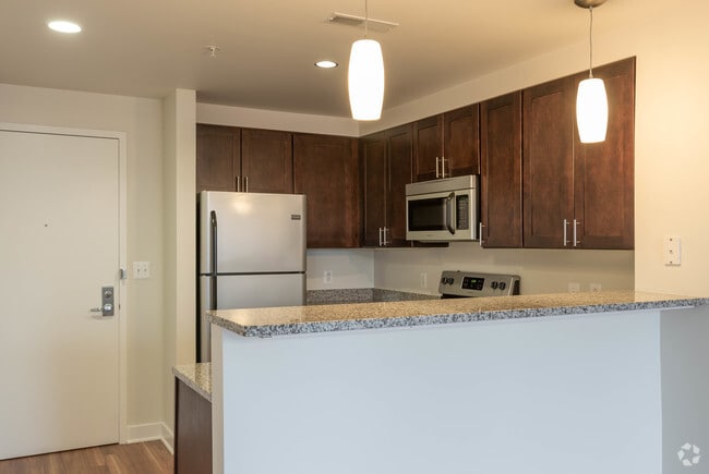 2BR, 2BA - 885 SF