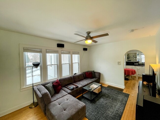 Living Room - 1619 N Warren Ave Unidad 1619 N Warren Ave.