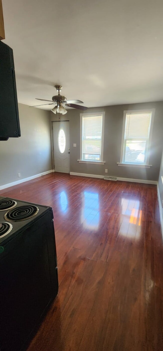 Building Photo - 1831 N Warren Ave Unit Lower Rental