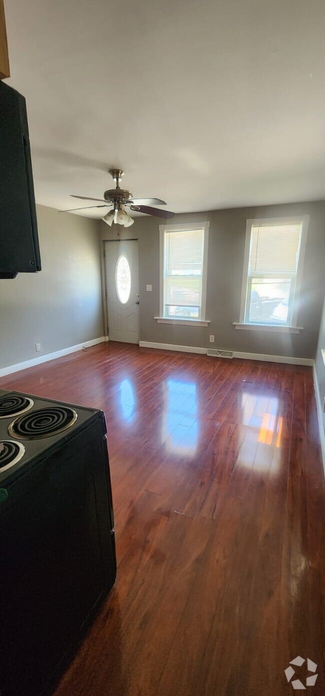 Building Photo - 1831 N Warren Ave Unit Lower Rental