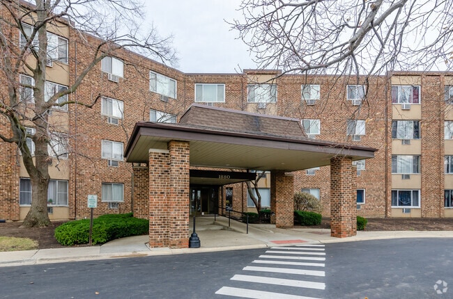 Building Photo - 1880 Bonnie Ln Unit 417 Rental