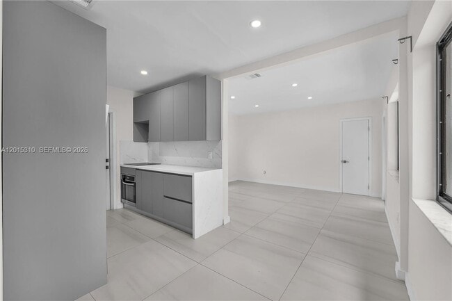 Building Photo - 621 SW 33rd Ave Unit 621