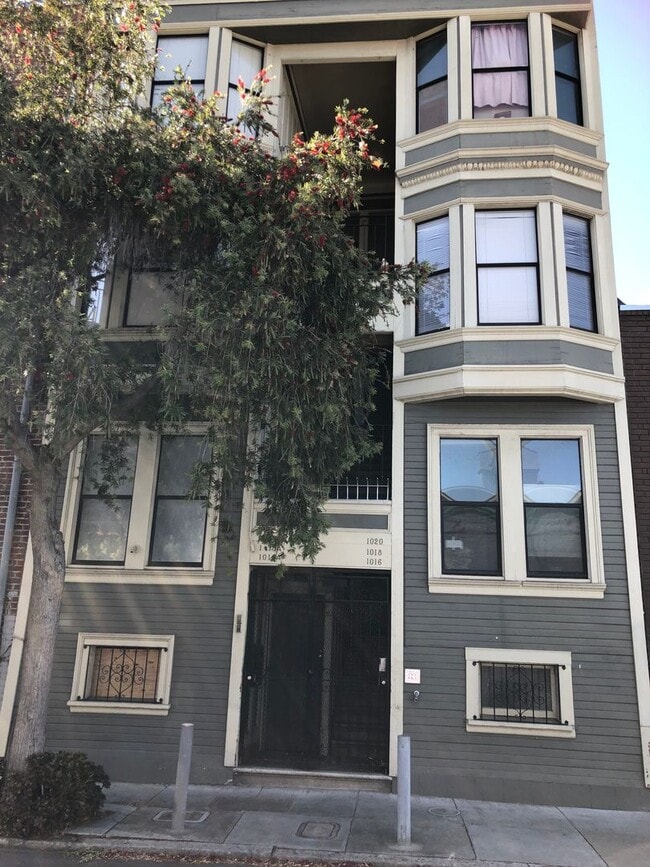 Building Photo - Bright & Spacious One Bedroom, Recently Renovated, W&D in Unit. Available Now!