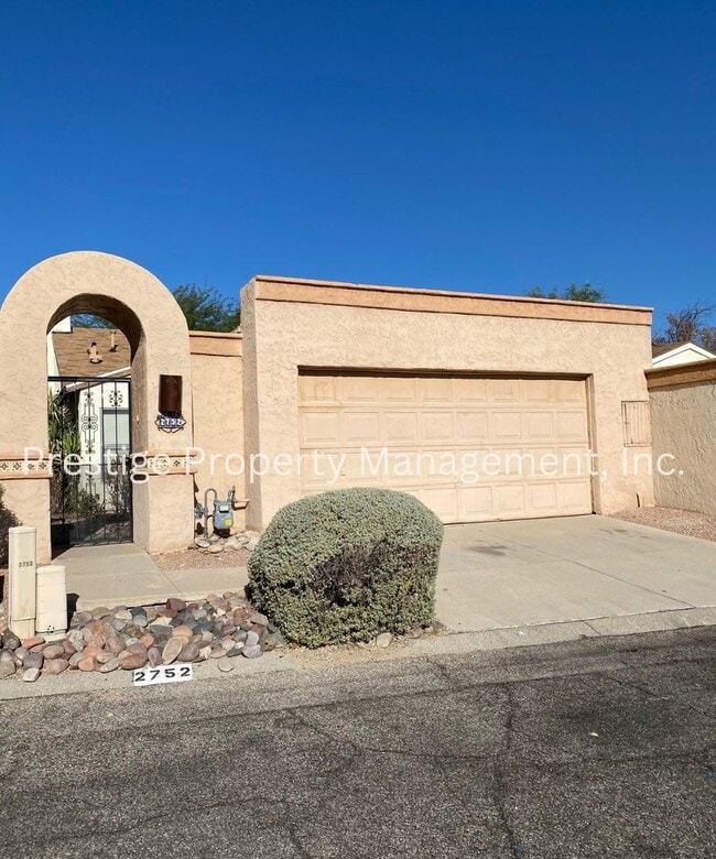 Building Photo - West Side Townhome just  steps away from the community pool!!!