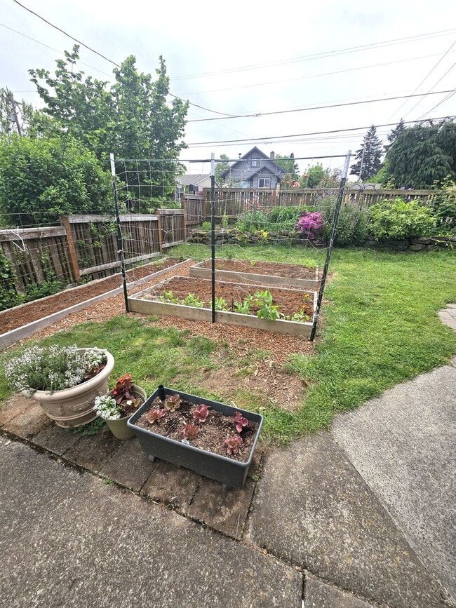 Photo - Great Location! Welcome Gardners! Tons of nice amenities ! * Landscape Service is Included *