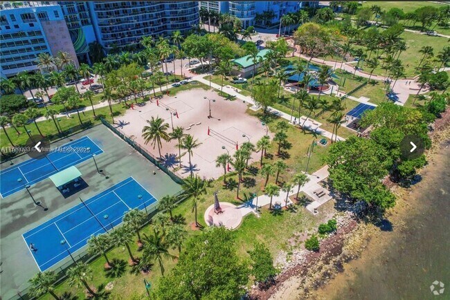 Building Photo - 1900 N Bayshore Dr Unit 2605 Rental