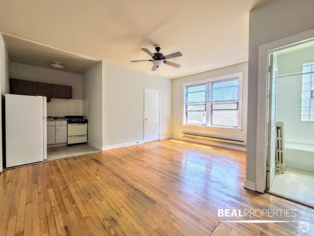 Building Photo - 1 bedroom in CHICAGO IL 60657 Unit 211 Rental