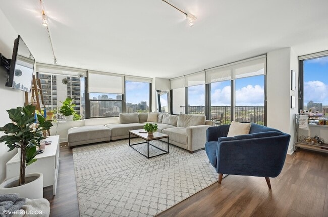 Photo - 1560 N Sandburg Terrace Unidad 2401