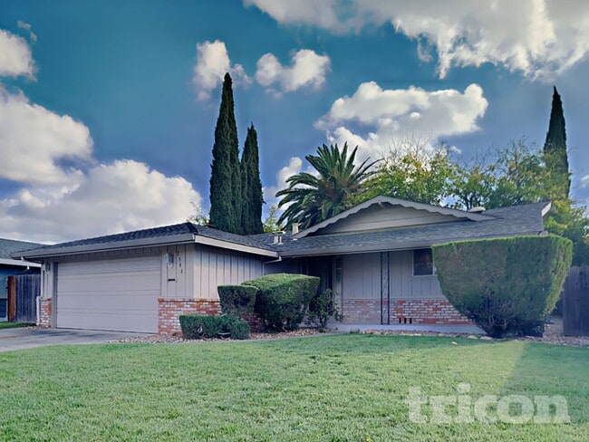 Photo - 2543 Hastings Way