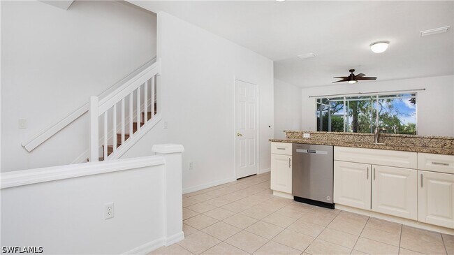 Photo - 880 Hampton Cir