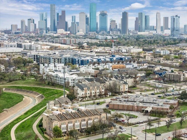 Photo - 115 E 2nd St