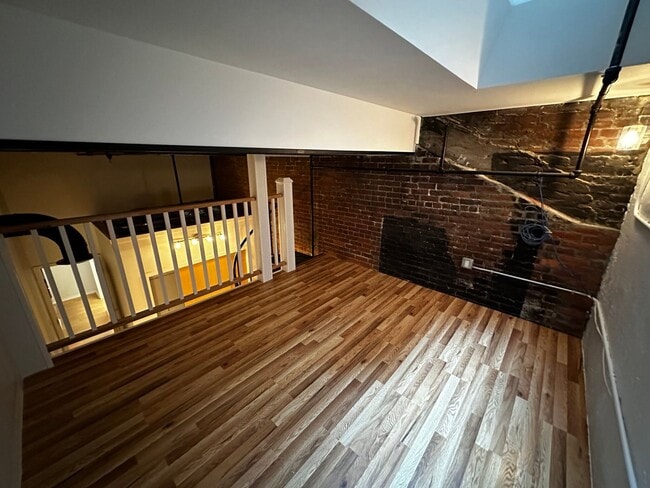 Building Photo - Three bed 2 bath in the North End!!!