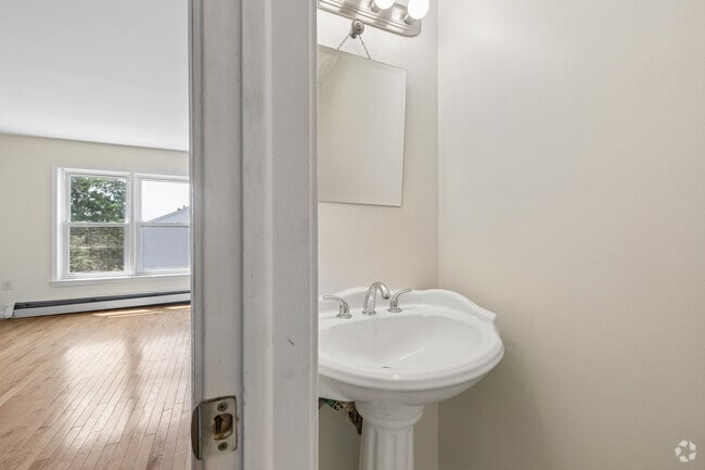 3BR, 1.5BA - 995SF - Half Bath