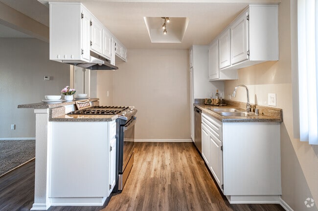 1BR, 1BA - 717SF - Kitchen - Cherry Cove