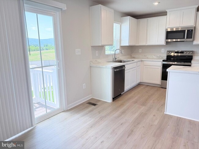 Photo - 785 Hisey Ave