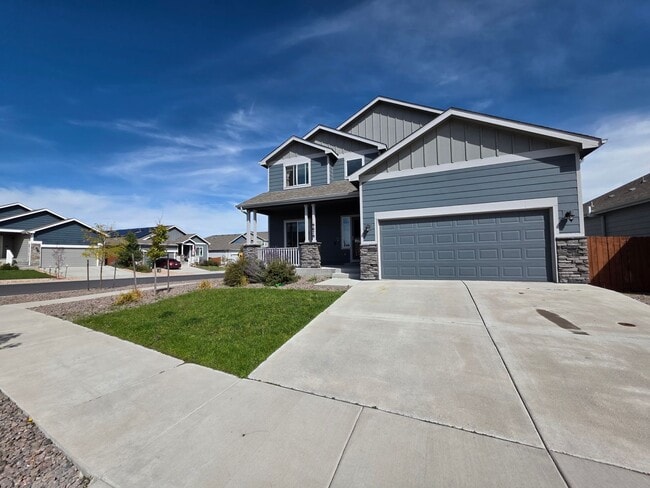 Building Photo - Fully Finished Corner-Lot Home with Mounta...