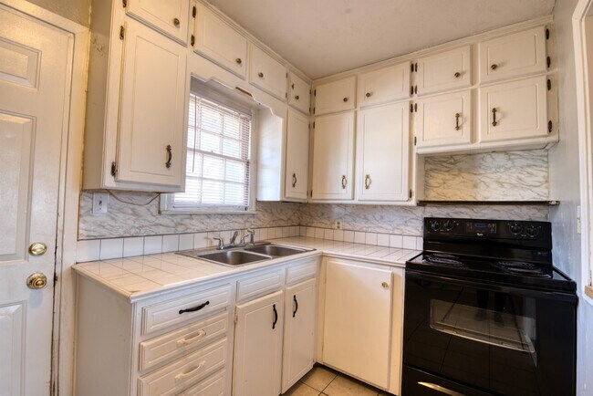 Photo - 4600 N Hamilton Dr