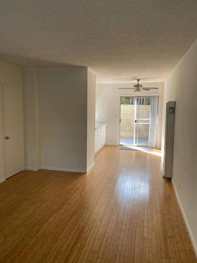 Living/Dining Room - 1511 Yale St Unit E