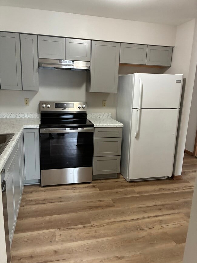 New stove in kitchen - 858 Westover St