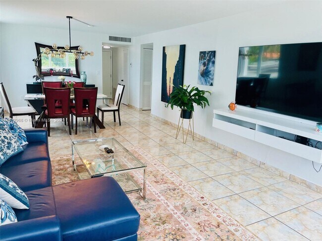 Photo - 8233 Harding Ave Unidad 309
