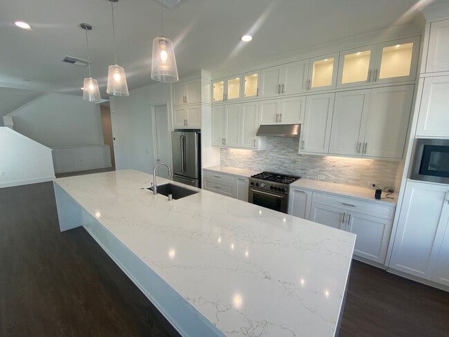 Building Photo - Modern Condo Living in the Heart of Alameda – Prime Location!