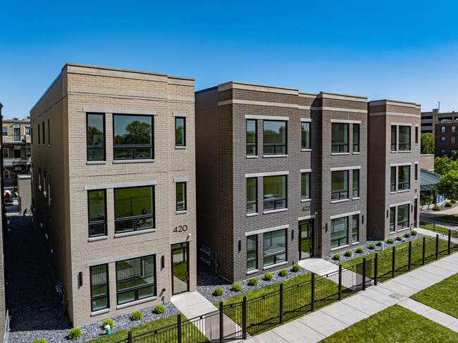 Building Photo - 408 E 50th Pl
