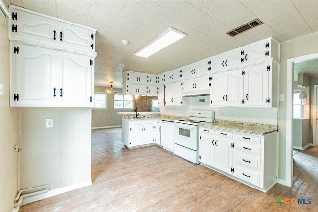 3209 Shady Hill Dr