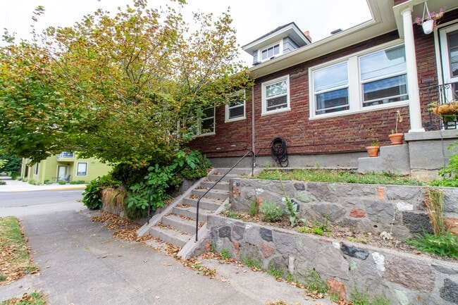 Bright One Bedroom Unit in Fourplex with V... - Bright One Bedroom Apartment Unit in Fourplex with V... Unit 2001